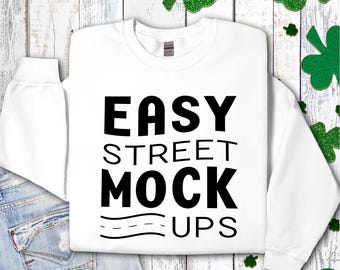 Weißes Gildan 18000 Sweatshirt Mockup: St Patrick's Day Flat Lay (Digitaler Download) EM1SP