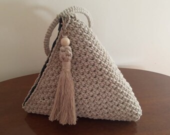 Bolso de crochet en forma de pirámide