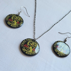 Op Cobra Kai geïnspireerde oorbellen/ketting van polymeerklei