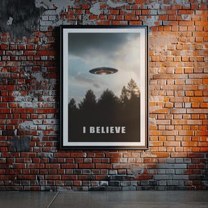 Könnte beinhalten: Ein Schwarzweiß-Poster mit einem UFO, das über einen Wald fliegt. Das Poster hat den Text "I BELIEVE" unten.