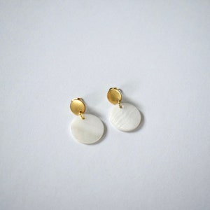 Stud earrings with mother of pearl shell circle pendant round | Stainless steel gold
