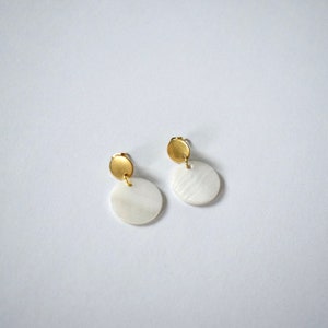 Stud earrings with mother of pearl shell circle pendant round | stainless steel gold