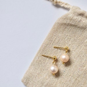 Ear stud earrings freshwater pearl ball round | stainless steel gold