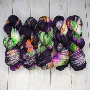 Des bonbons ou un sort | SUR COMMANDE | Fil teint à la main, fil teint Indie, fil de chaussette, fil peigné, Superwash Merino