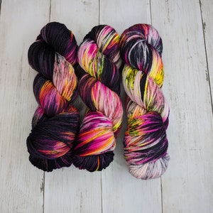 Supernova | PRÊT À EXPÉDIER | Fil teint à la main, fil teint sur mesure, fil à chaussettes, fil peignée, laine mérinos Superwash