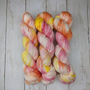 Lever du soleil | PRÊT À L'EXPÉDITION | Fil teint à la main, fil teint sur mesure, fil à chaussettes, fil peignée, laine mérinos Superwash