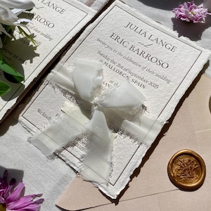 ESEMPIO di invito di nozze in stile Letterpres con kit di abbellimento, carta di cotone con bordo frastagliato fatta a mano