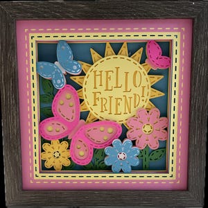 Bonjour ami ! Châssis 3D de 20 cm (8 po.) fabriqué à partir de plusieurs couches de papier cartonné épais. Belle addition lumineuse et gaie à n'importe quel décor.