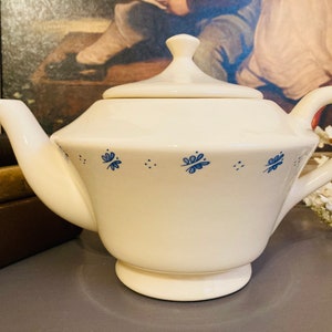 VINTAGE Holiday Designs USA Théière en céramique émaillée lourde/ Fabriqué aux États-Unis/ vintage et objets de collection/ Fleur bleue/ Collection de théières/ Décor d’armoire