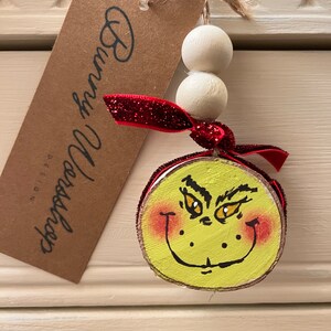 Ornement de tranche de bois Grinch de 1,5 po./ Ornement Grinch/ Ornements Grinch/ Ornements de Noël/ Cadeau grinch unique
