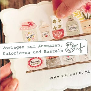 Könnte beinhalten: Eine Hand hält eine dekorative Karte mit illustrierten Gläsern und Töpfen. Die Gläser tragen Etiketten wie "Süßes" und "Glück". Die Karte enthält auch den deutschen Text: "Vorlagen zum Ausmalen, Kolorieren und Basteln."