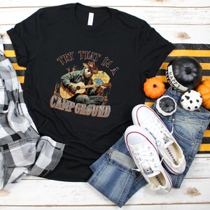 Retro Versuchen Sie das in einem Lagerplatz Klassische Unisex T-Shirt, lustiges Halloween Shirt, Geschenk für Halloween Tag