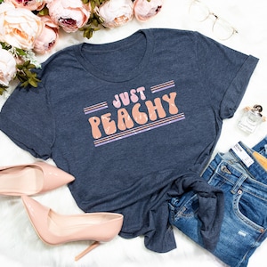 ジャストピーチTシャツ、ジャストピーチタンク、ピーチスウェットシャツ、ジョージアTシャツ、女性へのギフト、サザンシャツ、ハッピーTシャツ、ビーチシャツ、バケーションモード