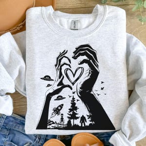Bigfoot et Alien coeur mains SVG PNG Clipart, png bigfoot, chemise bigfoot, vecteur bigfoot, tasses, autocollants et projets de bricolage, fichier Svg, fichier Png