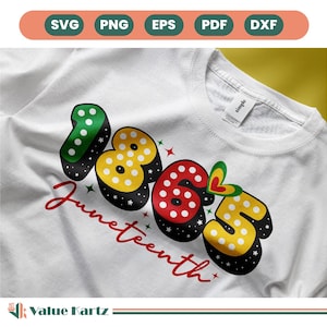 Puede incluir: Camiseta blanca con el número "1865" en un diseño colorido con puntos, con la palabra "Juneteenth" en escritura roja. Los números son negros con detalles amarillos, verdes y rojos. La camiseta tiene una etiqueta sencilla.