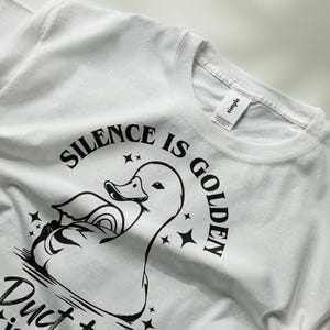 Silence is Golden Sarkastische SVG PNG Duct Tape ist Silber Snarky Lustige Ente Sarkasmus svg Lustiges Tier Erwachsener Humor Png Retro Design Png Cricut.