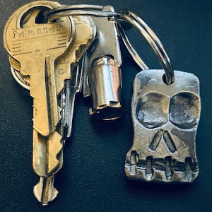 Hand Forged Steel Skull Keychain: Blacksmith Made, Heavy Duty bild 3