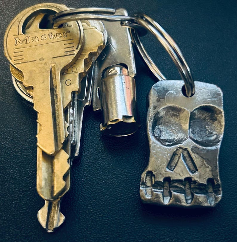 Hand Forged Steel Skull Keychain: Blacksmith Made, Heavy Duty bild 3