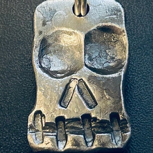Hand Forged Steel Skull Keychain: Blacksmith Made, Heavy Duty bild 5