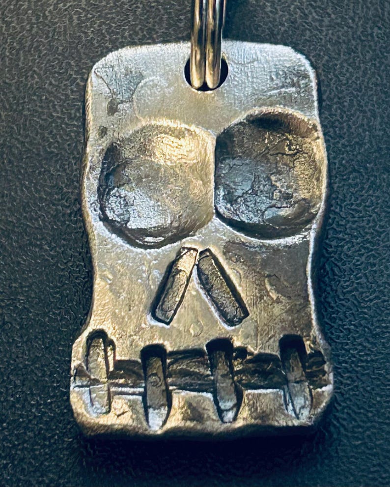 Hand Forged Steel Skull Keychain: Blacksmith Made, Heavy Duty bild 5