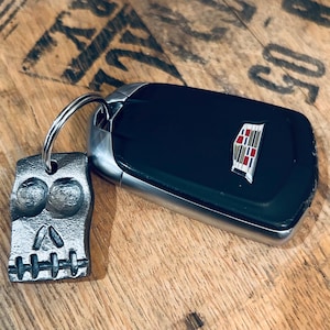 Hand Forged Steel Skull Keychain: Blacksmith Made, Heavy Duty bild 1