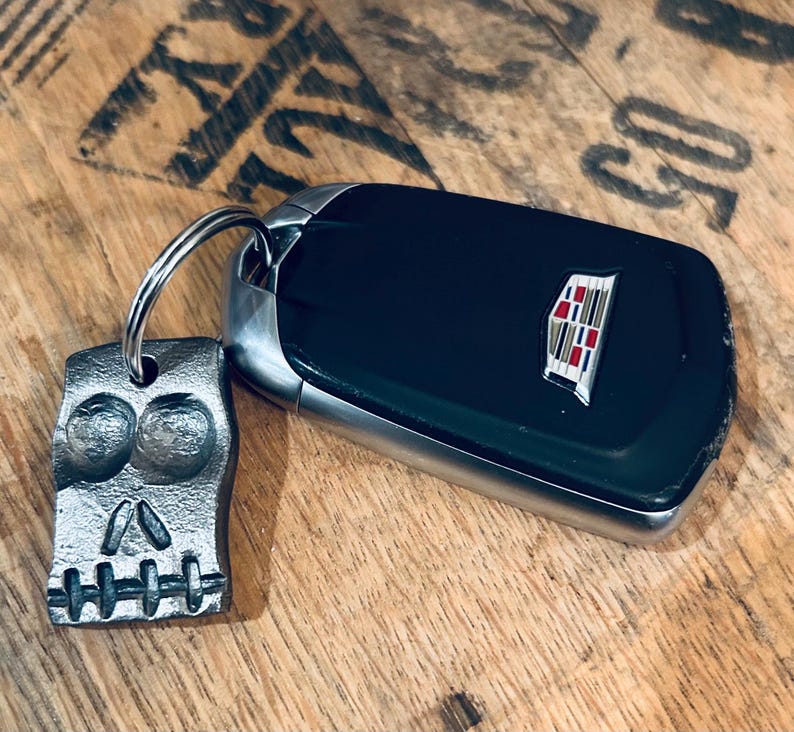 Hand Forged Steel Skull Keychain: Blacksmith Made, Heavy Duty bild 1