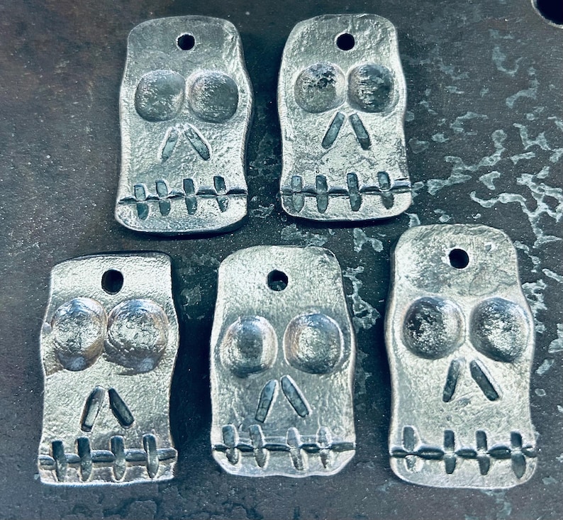 Hand Forged Steel Skull Keychain: Blacksmith Made, Heavy Duty bild 4