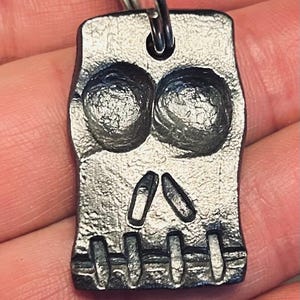 Hand Forged Steel Skull Keychain: Blacksmith Made, Heavy Duty bild 2