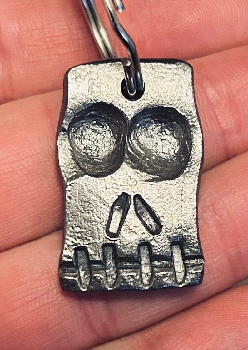 Hand Forged Steel Skull Keychain: Blacksmith Made, Heavy Duty bild 2