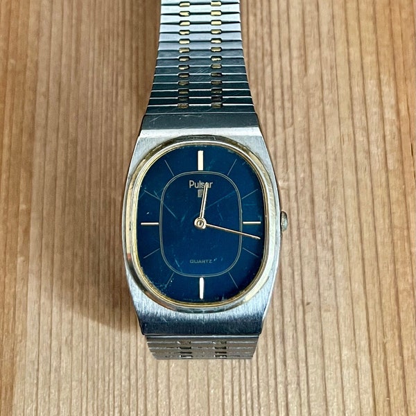 Men's/Unisex vintage two toned Pulsar watch with a dark navy blue face