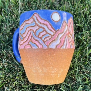 Taza de cerámica hecha a mano: Montañas de algodón de azúcar y cielo iluminado por la luna