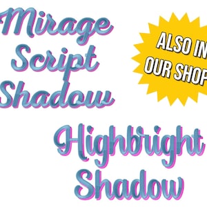 Pu&ograve; includere: Il testo Mirage Script Shadow e Highbright Shadow &egrave; visualizzato in un carattere blu con un contorno e un effetto ombra rosa. Una forma a stella gialla contiene il testo nero ALSO IN OUR SHOP. Un piccolo logo si trova nell'angolo in basso a destra.