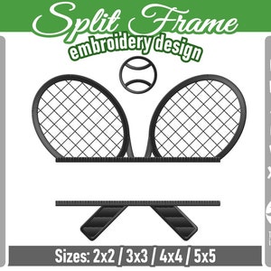 Könnte beinhalten: Schwarzweißes Stickdesign eines geteilten Tennisracket-Rahmens mit einem Tennisball in der Mitte. Das Design ist in vier Größen erhältlich: 2x2, 3x3, 4x4 und 5x5 Zoll. Der Text "Split Frame embroidery design" befindet sich oben im Bild.