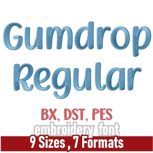 Puede incluir: Fuente de bordado azul claro "Gumdrop Regular" sobre fondo blanco. Disponible en 9 tamaños, de 1,9 cm a 7,6 cm, y 7 formatos, incluyendo BX, DST y PES. También se ve el texto "fuente de bordado".