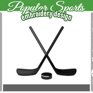 以下が含まれることがあります： 2 本の黒いホッケー スティックが黒いホッケー パックの上で交差しているグラフィック デザイン。上部には「Popular Sports embroidery design」というテキストがあります。「Instant Download」という単語が左側にあります。