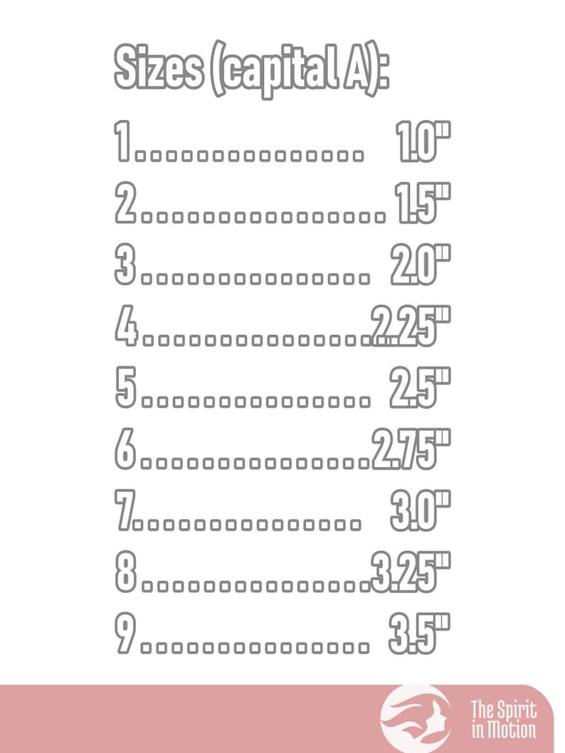 Pu&ograve; includere: Una tabella delle taglie intitolata Sizes (capital A): che elenca i numeri da 1 a 9 con le relative misure in pollici che vanno da 1.0" a 3.5". L'angolo in basso a destra presenta un logo con il testo The Spirit in Motion.