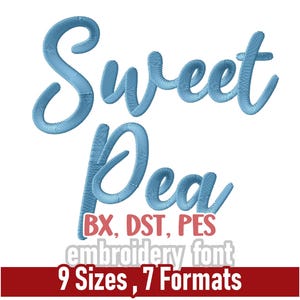 Pode incluir: Fonte de bordado azul claro com a escrita "Sweet Pea". A imagem inclui medidas de tamanho de 1,9 cm a 7,6 cm e lista formatos de bordado: BX, DST e PES. O texto "fonte de bordado" e "9 tamanhos, 7 formatos" também estão presentes.