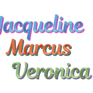 Pu&ograve; includere: Tre righe di testo ricamato su sfondo bianco. La riga superiore riporta Jacqueline in blu con un contorno rosa. La riga centrale riporta Marcus in arancione con un contorno turchese. La riga inferiore riporta Veronica in verde con un contorno viola.