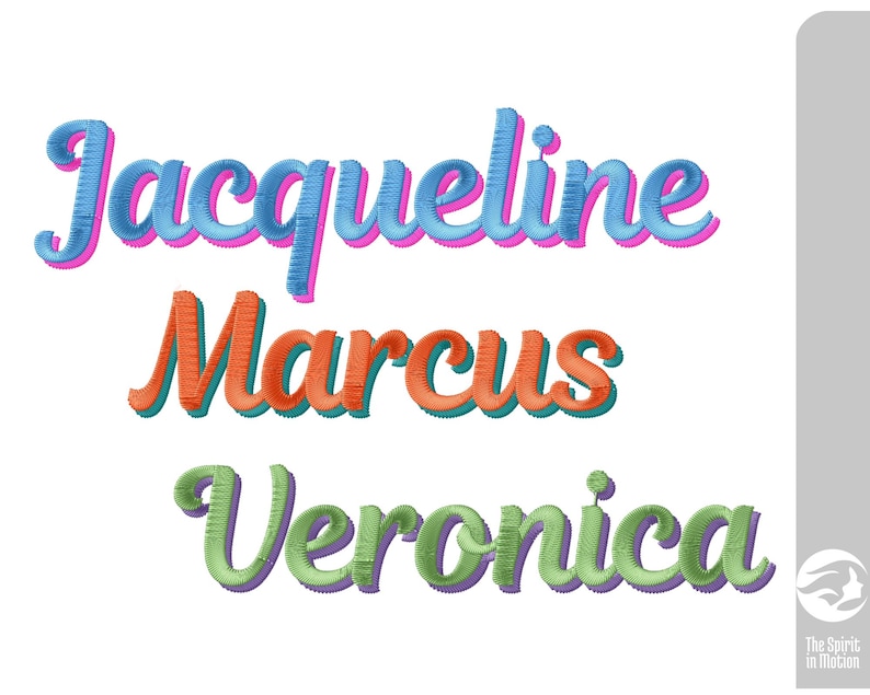Pu&ograve; includere: Tre righe di testo ricamato su sfondo bianco. La riga superiore riporta Jacqueline in blu con un contorno rosa. La riga centrale riporta Marcus in arancione con un contorno turchese. La riga inferiore riporta Veronica in verde con un contorno viola.