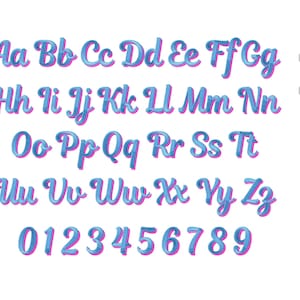 Pu&ograve; includere: Un set completo di lettere maiuscole e minuscole dalla Aa alla Zz e numeri da 0 a 9. Ogni carattere presenta un riempimento blu brillante con un distinto contorno rosa e un effetto tridimensionale, presentato su uno sfondo bianco.