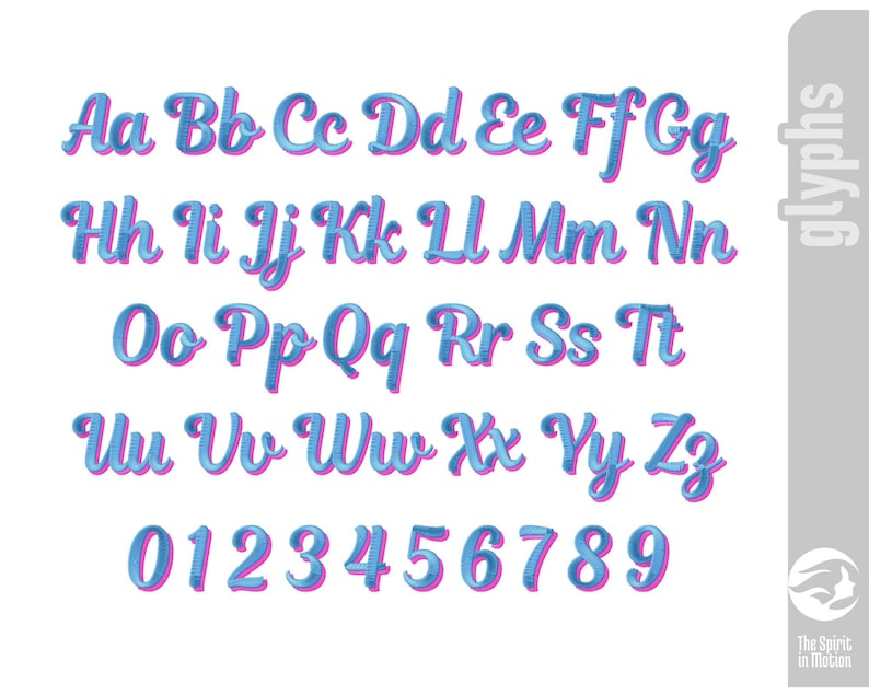 Pu&ograve; includere: Un set completo di lettere maiuscole e minuscole dalla Aa alla Zz e numeri da 0 a 9. Ogni carattere presenta un riempimento blu brillante con un distinto contorno rosa e un effetto tridimensionale, presentato su uno sfondo bianco.