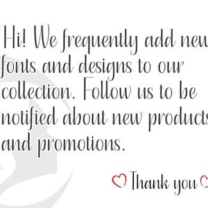 Pu&ograve; includere: Una grafica bianca con testo grigio scuro che recita: Hi! We frequently add new fonts and designs to our collection. Follow us to be notified about new products and promotions. Thank you, con una piccola icona a cuore rosso su ogni lato.