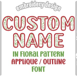 Puede incluir: Diseño de bordado digital con las palabras "CUSTOM NAME" en un patrón floral. El texto tiene un contorno rojo y un relleno floral verde. El texto adicional dice "IN FLORAL PATTERN APPLIQUE / OUTLINE FONT".