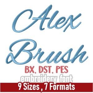 以下が含まれることがあります： 筆記体の「Alex Brush」という名前の、水色の刺繍フォントのデザイン。画像には、1.9 cmから7.6 cmまでの9つのサイズでフォントが表示されています。デザインは7つの形式で利用できます。