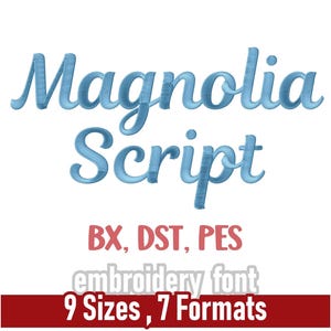 Peut inclure: Police de broderie "Magnolia Script" bleu clair, avec 9 tailles et 7 formats, dont BX, DST et PES. Les tailles varient de 1,5 cm à 7,6 cm de hauteur. Le texte est affiché sur fond blanc.