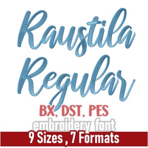 Puede incluir: Fuente de bordado azul claro con el nombre "Raustila Regular" en cursiva. La imagen muestra la fuente en 9 tamaños, que van desde 2,03 cm hasta 7,62 cm y 7 formatos, incluyendo BX, DST y PES.
