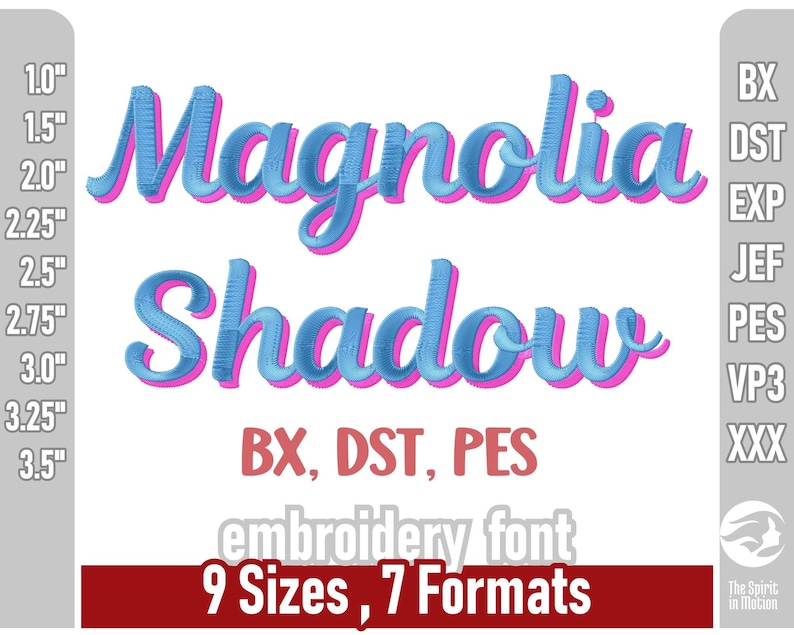 Pu&ograve; includere: Carattere per ricamo digitale intitolato Magnolia Shadow in blu con contorno rosa. L'immagine mostra 9 dimensioni da 2,54 cm a 8,89 cm e 7 formati di file tra cui BX, DST, EXP, JEF, PES, VP3 e XXX. Il testo &egrave; centrato su sfondo bianco.