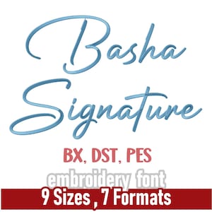 Può includere: Design del carattere ricamato "Basha Signature" in blu chiaro. L'immagine mostra il carattere in varie dimensioni, da 2,03 cm a 7,62 cm. Include i formati BX, DST e PES. È visibile anche il testo "embroidery font" e "9 Sizes, 7 Formats".