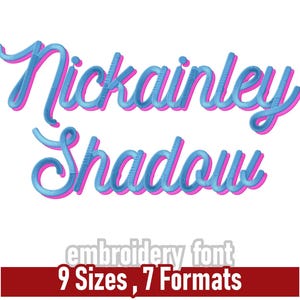 Può includere: Un font di ricamo digitale chiamato "Nickainley Shadow" in stile script, con una combinazione di colori blu e rosa. L'immagine mostra il font in varie dimensioni, da 2,5 cm a 10,2 cm, e include il testo "embroidery font" e "9 Sizes, 7 Formats".