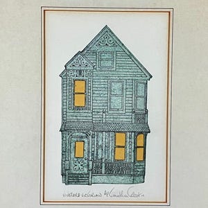 Op de afbeelding: Een artistieke print van een Victoriaans huis in een teal en goud kleurenschema. Het huis heeft gele ramen en een gedetailleerde gevel. Het kunstwerk is ingelijst in een teal en gouden lijst, met de tekst "Victorian Victorian" en een handtekening.